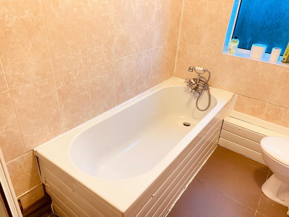 3 Bedroom Holiday House,Close To M6-Express Way To Centre Birmingham Exterior photo