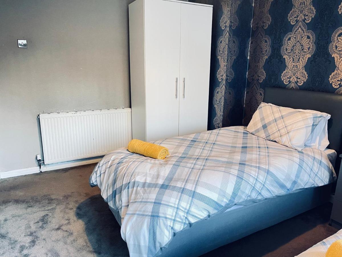 3 Bedroom Holiday House,Close To M6-Express Way To Centre Birmingham Exterior photo