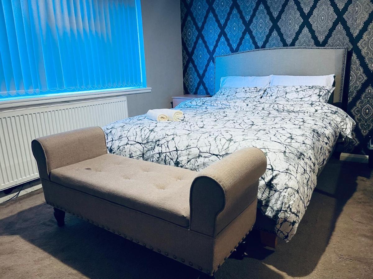 3 Bedroom Holiday House,Close To M6-Express Way To Centre Birmingham Exterior photo