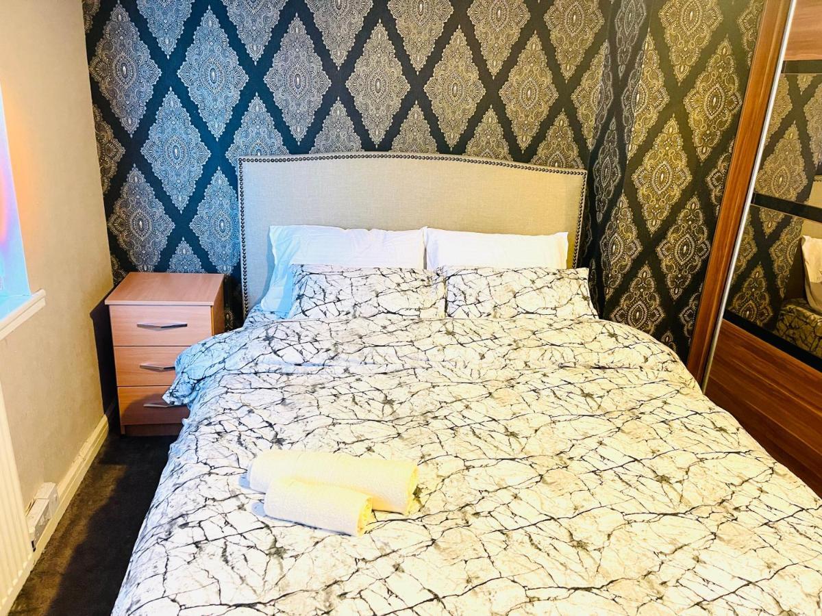 3 Bedroom Holiday House,Close To M6-Express Way To Centre Birmingham Exterior photo