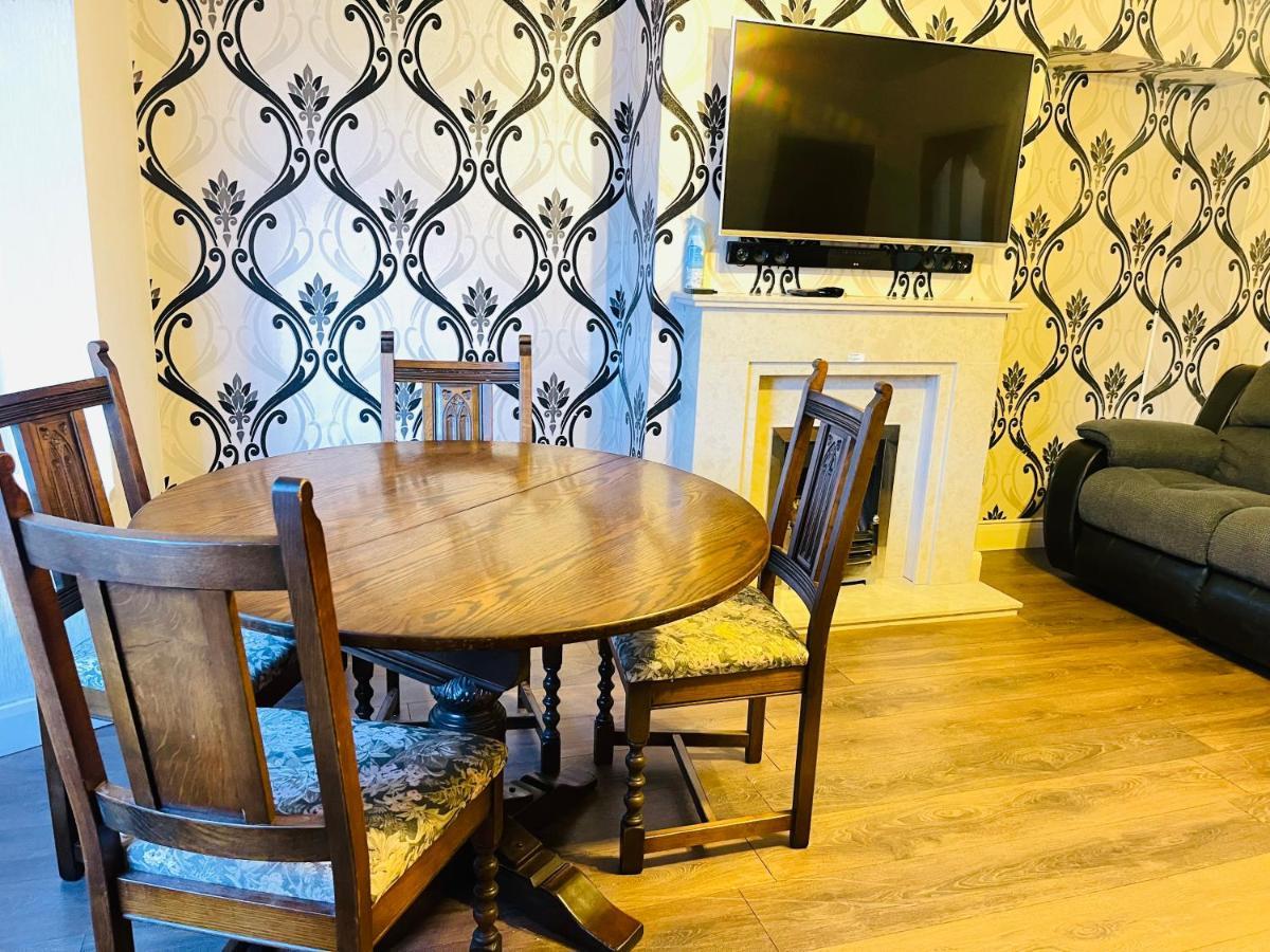 3 Bedroom Holiday House,Close To M6-Express Way To Centre Birmingham Exterior photo