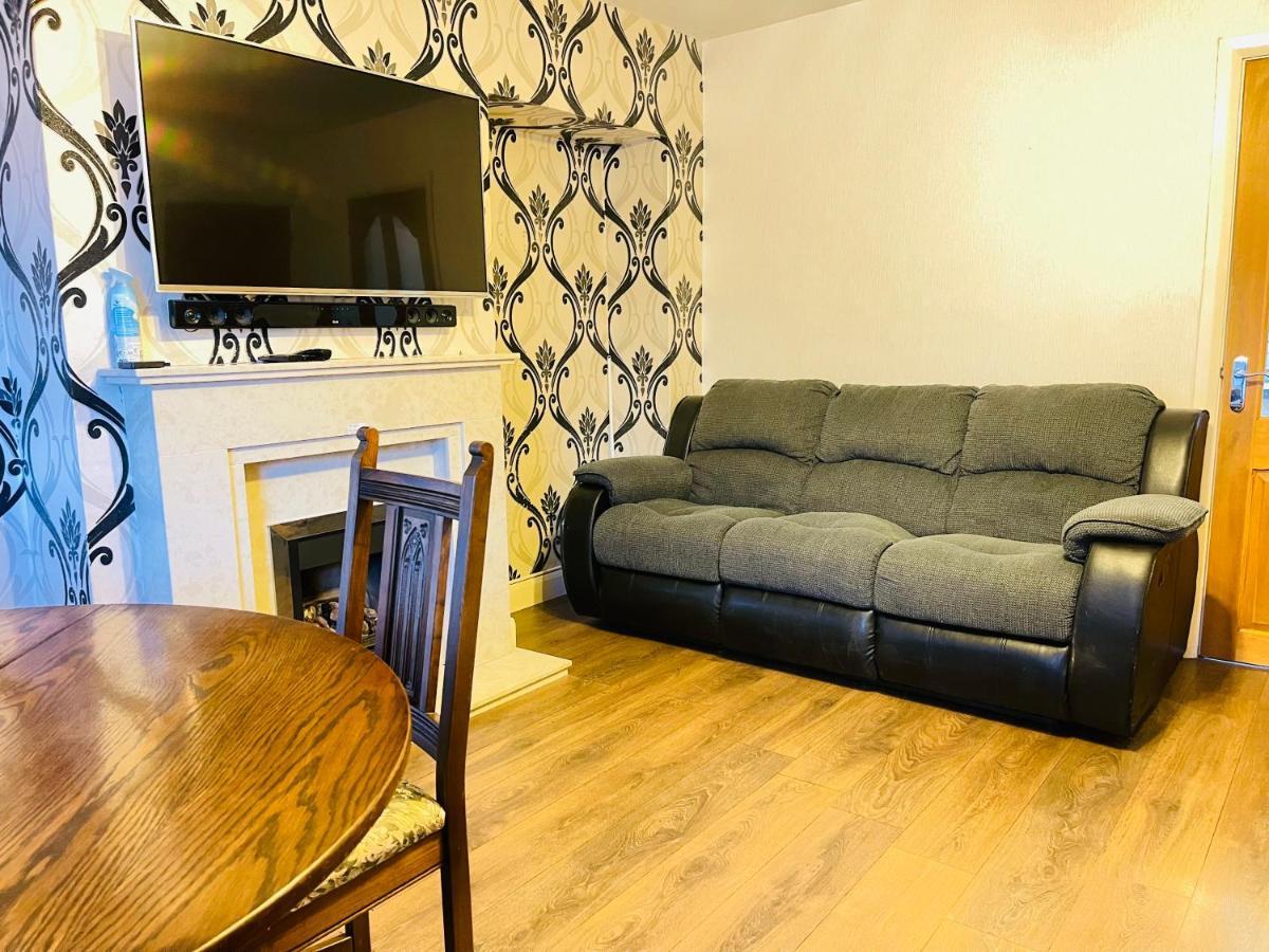 3 Bedroom Holiday House,Close To M6-Express Way To Centre Birmingham Exterior photo