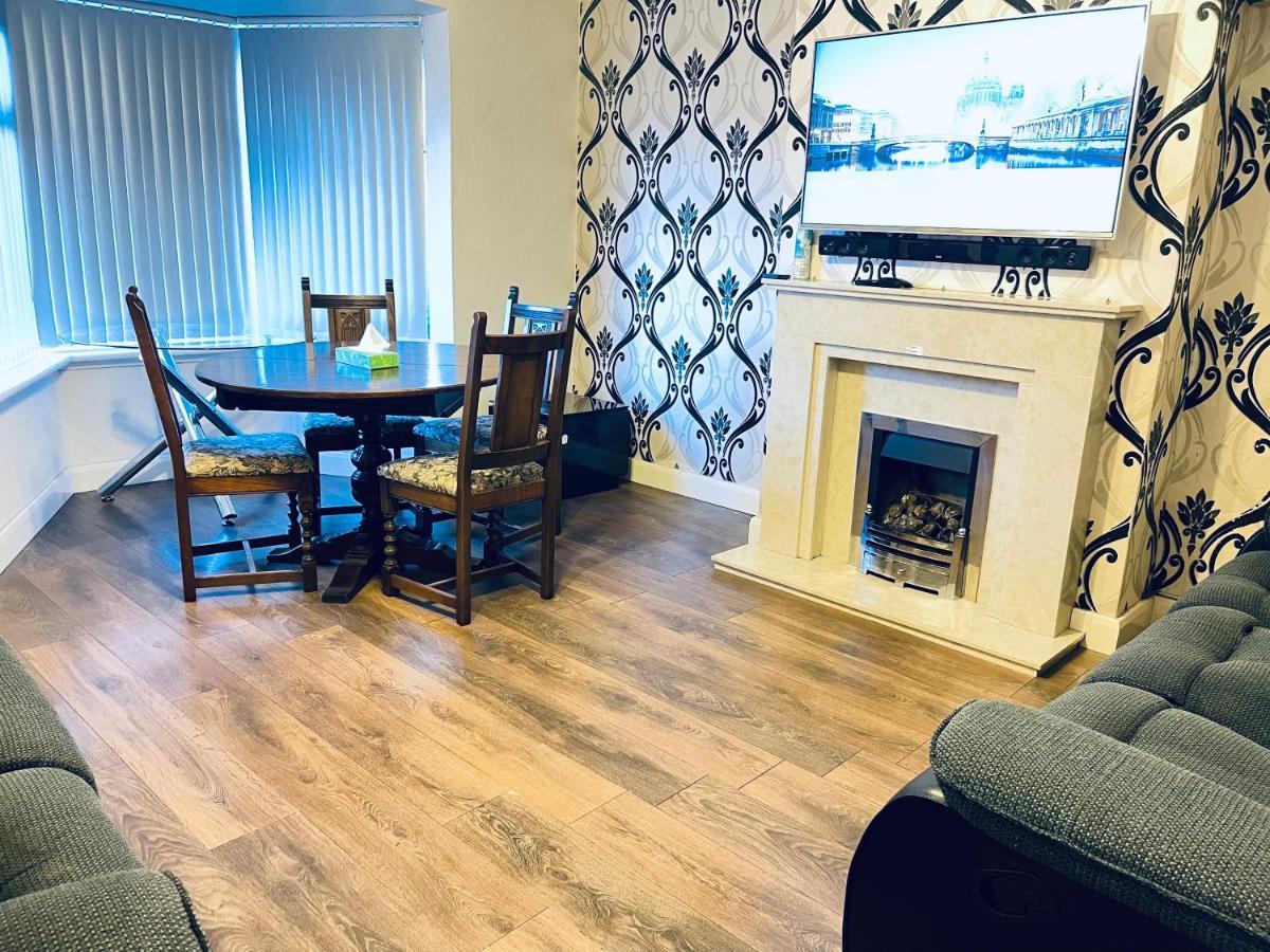 3 Bedroom Holiday House,Close To M6-Express Way To Centre Birmingham Exterior photo