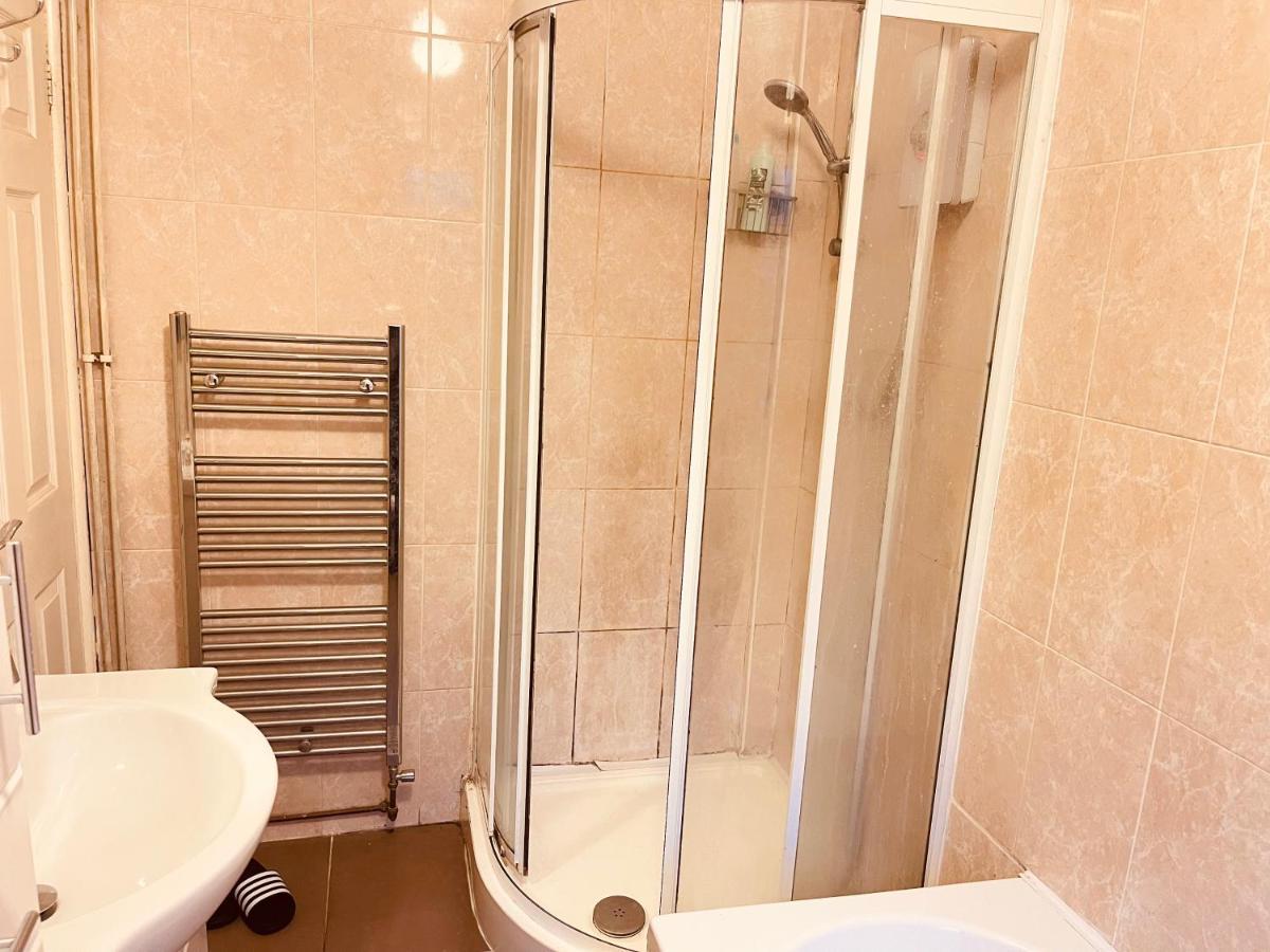 3 Bedroom Holiday House,Close To M6-Express Way To Centre Birmingham Exterior photo