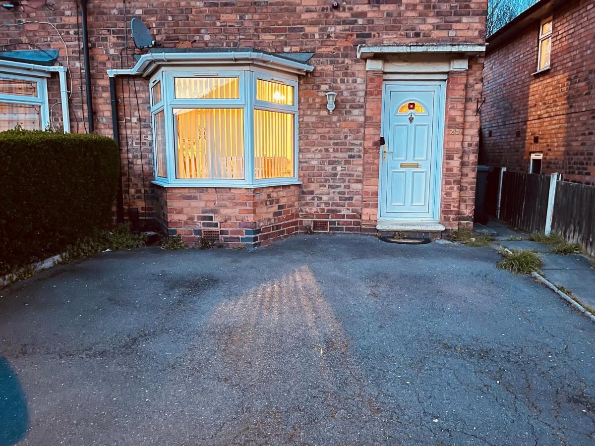 3 Bedroom Holiday House,Close To M6-Express Way To Centre Birmingham Exterior photo